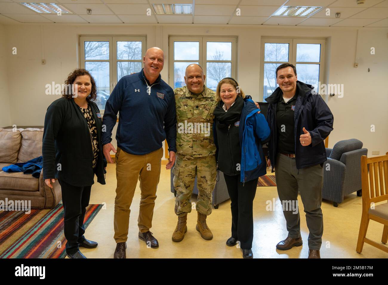 LT. Oberstleutnant Miguel Cisneros (Mitte) trifft sich mit Grant McCormick, Regional Vice President für USO Europa, Nahost und Afrika (Mitte links) und DER LEITUNG DER USO, während er das neue USO-Zentrum Ansbach in Katterbach Kaserne am 17. Februar 2022 besucht. Stockfoto