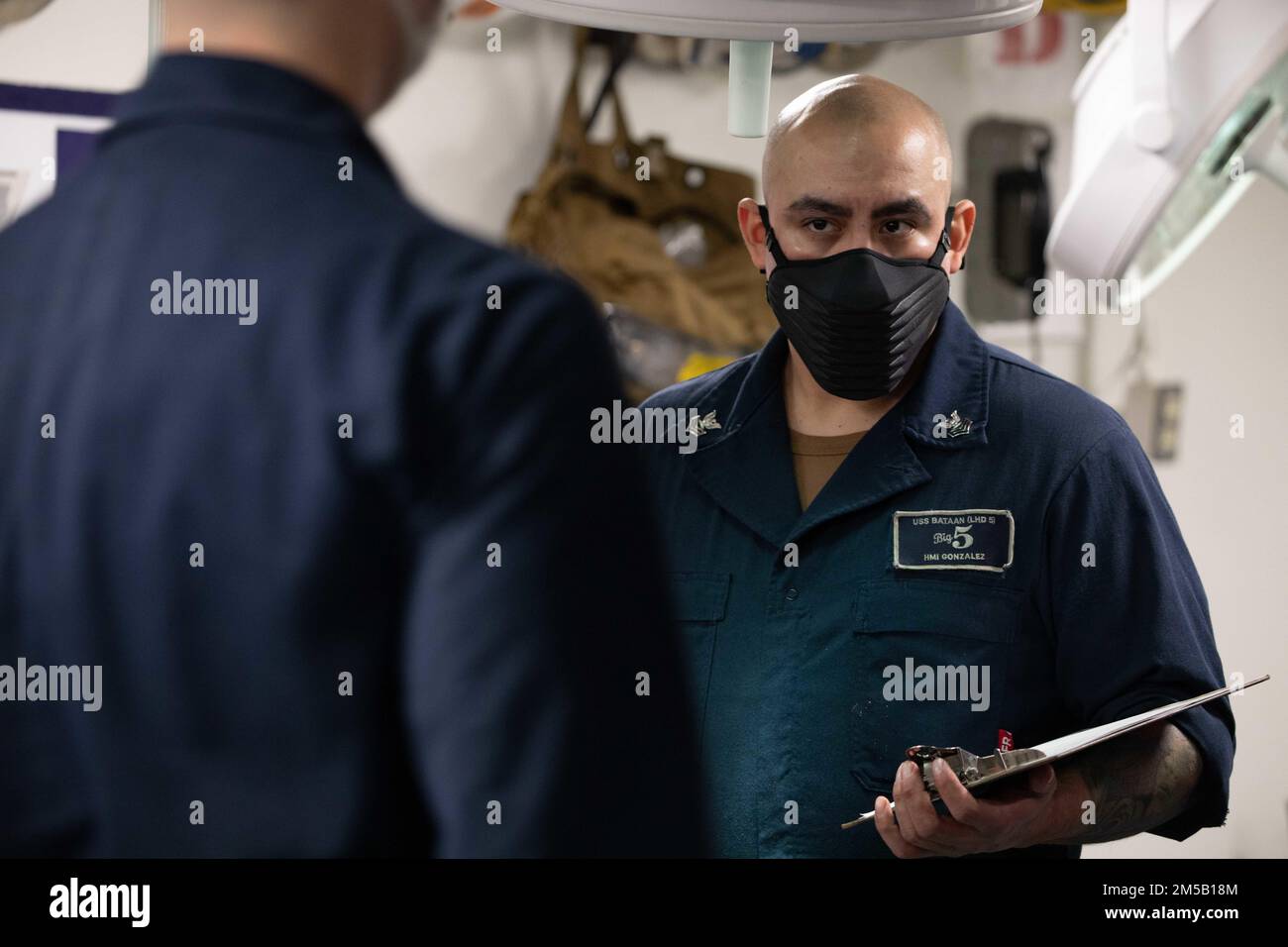 220215-N-MH210-1110 NORFOLK, VA. (17. Februar 2022) - Hospital Corpsman 1. Klasse Samuel Gonzalez, dem Amphibienschiff USS Bataan (LHD 5) zugeteilt, beurteilt einen Patienten während einer Massenverletzungsübung am 17. Februar 2022. Bataan ist in der Marinestützstelle Norfolk zu Hause. Stockfoto