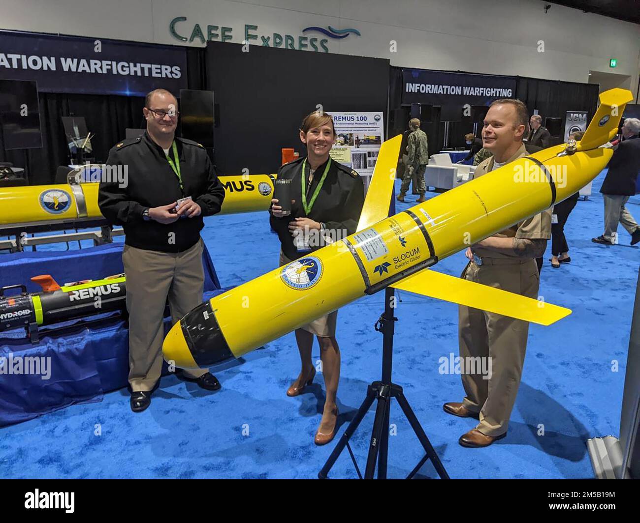 SAN DIEGO (16.-18. Februar) — Aerographer's Mate Master Chief (AGCM) Gene Douglas, Fleet Survey Team Command-Master-Chief, und CMC Jessica Mihailin, Naval Meteorology and Oceanography Command, treffen sich am Naval Oceanography Stand während der AFCEA-USNI WEST 2022. AFCEA WEST ist eine erstklassige Konferenz und Zusammenkunft der neuesten, hochmodernen Technologien und modernsten Fähigkeiten zur Unterstützung des Seeverkehrs. Das Marine Meteorology and Oceanography Command leitet und überwacht mehr als 2.500 weltweit verteilte Militär- und Zivilpersonen, die Umweltinformationen sammeln, verarbeiten und ausbeuten Stockfoto