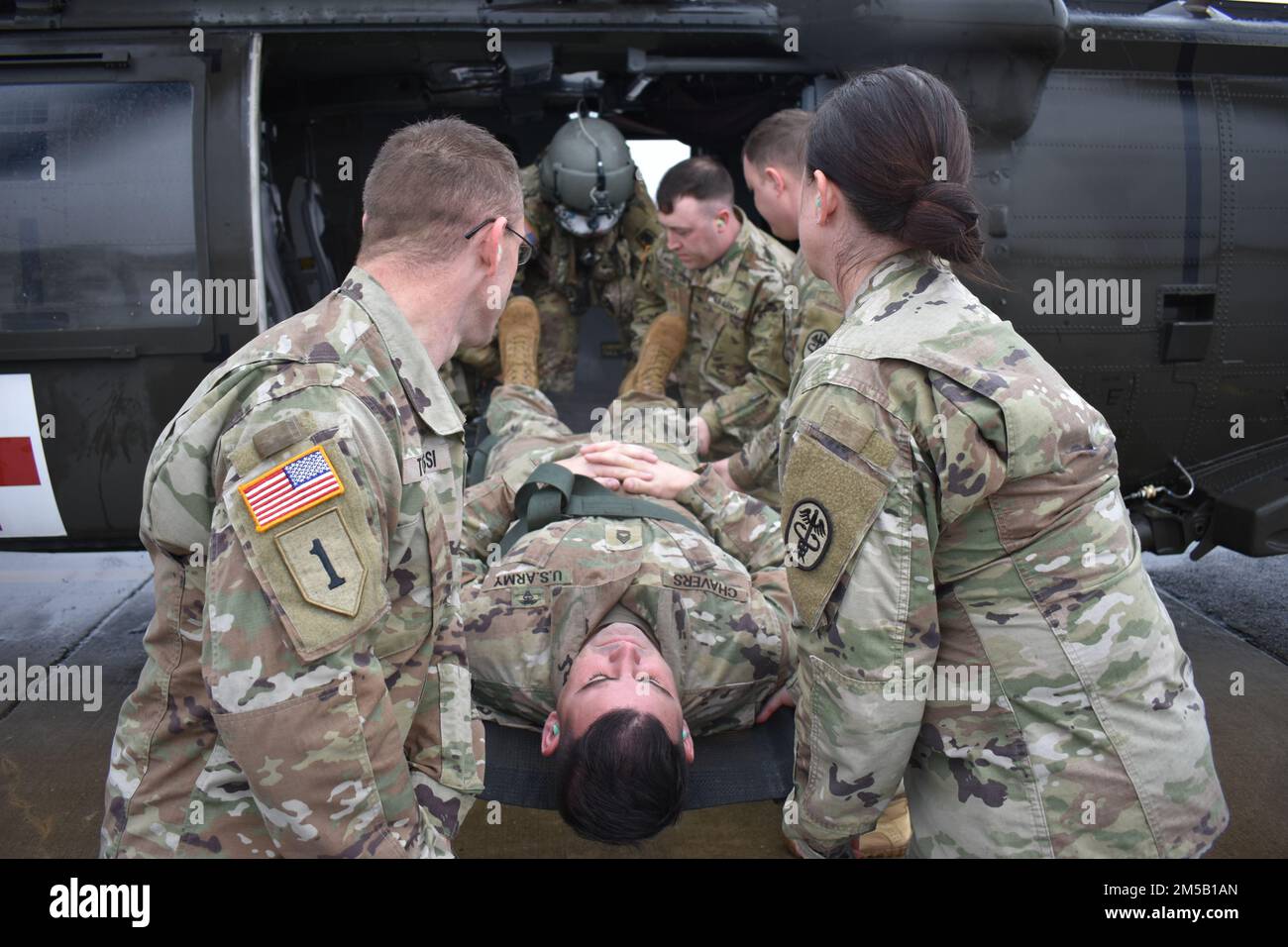 Fort Knox MEDDAC Medics wurden von Soldaten des Army Reserve Aviation Command, hier in Fort Knox, praktische medizinische Evakuierung (MEDEVAC) und AUFZUG-Training bereitgestellt. Stockfoto