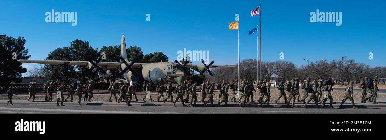 Die Luftwaffe der 26. Spezialtaktik-Staffel führen am 17. Februar 2022 einen gedenkmarsch auf dem Luftwaffenstützpunkt Cannon, New Mexico, durch. Der STS 26 führte zu Ehren der USA einen gedenkmarsch durch Air Force Master Sgt's. William McDaniel und Josh Gavulic, Tech Sgt. Scott Duffman und Staff Sgt. Timothy Davis und Juan Ridout, die seit 2002 bei verschiedenen Vorfällen im Einsatz und in Ausbildung getötet wurden. Der gedenkmarsch ist eine militärische Tradition, die Genossen und Kollegen zusammenbringt, um diejenigen zu ehren, die das ultimative Opfer gebracht haben. Stockfoto