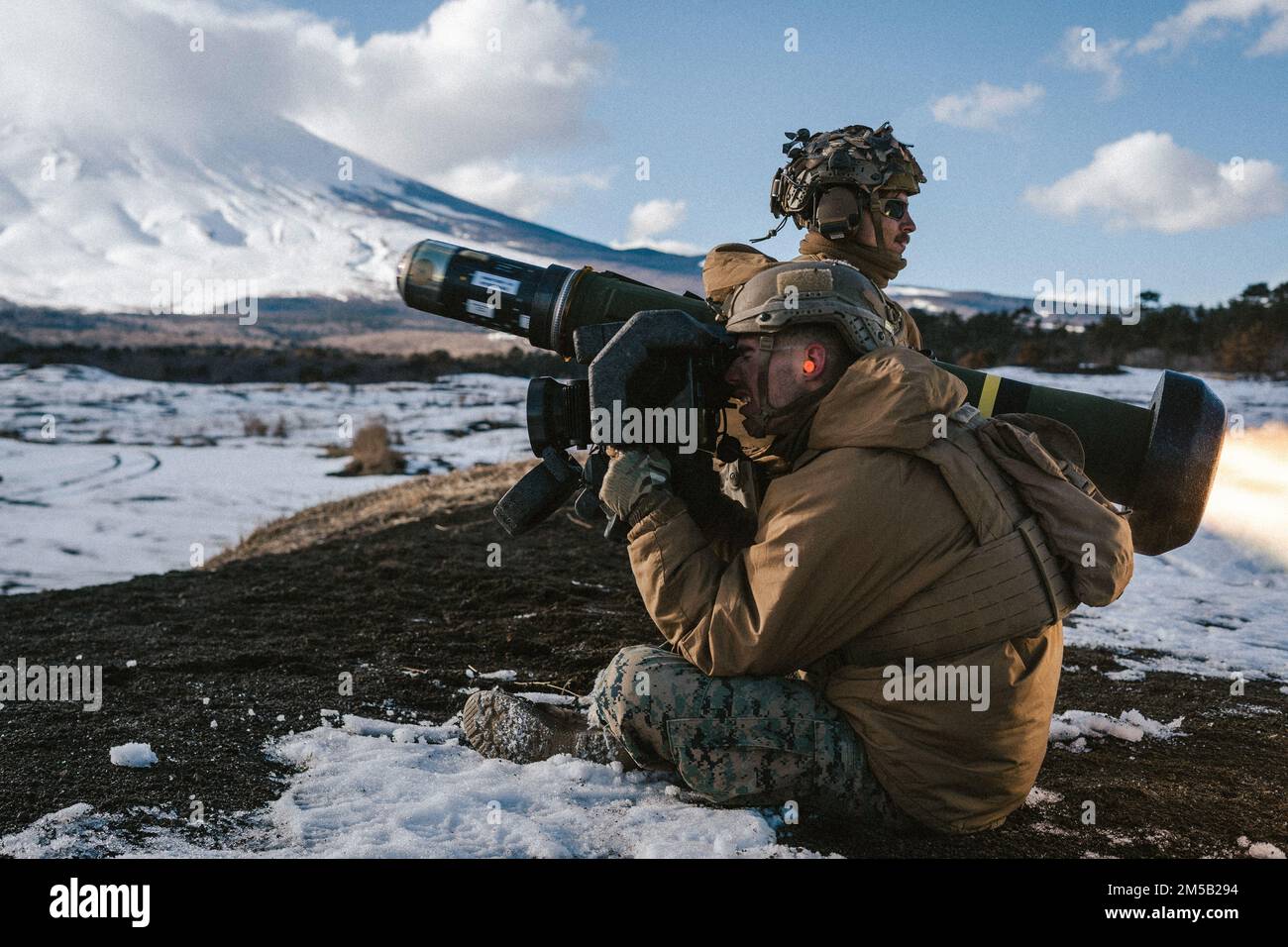 USA Marines mit 1. Bataillon, 3D. Marines, 3D. Marine-Division feuert eine javelinische Panzerabwehrrakete mit Schulterfeuer ab, während sie während Fuji Viper 22,3 im Combined Arms Training Center, Camp Fuji, Japan, am 17. Februar 2022 Truppenangriffe durchführten. Während dieser Übung haben die Marines ihre kritischen Fähigkeiten im Bereich der kombinierten Waffen geschärft, um sicherzustellen, dass sie bereit und in der Lage sind, eine Vielzahl von Missionen überall auf der Welt auszuführen. 1/3 wird im Indo-Pacific unter 4. Marines als Teil des Unit Deployment Program vorwärtsversetzt. Stockfoto