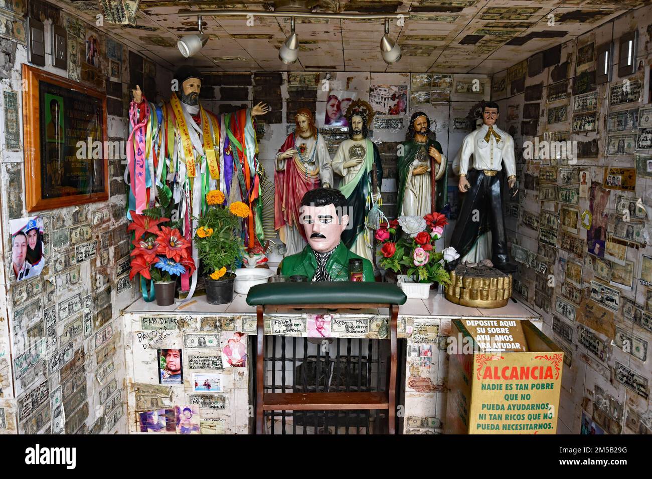 Culiacan, Sinaloa, Mexiko vom 11. Bis 13. November 2022 - in Sinaloa sind die sogenannten Rauschgifte Teil der Narkokultura. Jesus Malverde war ein Straßenräuber, der mit Robin Hood zum Märtyrer wurde, nachdem er Anfang des 20. Jahrhunderts von den Behörden gehängt wurde. Er hat seine eigene Kapelle und wird von kleinen Kriminellen, Armen und großen Drogenhändlern verehrt. Santa Muerte ist ein Symbol für den Tod und wird von den Armen und den Kriminellen gleichermaßen verehrt. Der Friedhof Jardines de Humaya in Culiacan Boote extravagant und pompös für Drogenhändler (Foto: Teun Voeten/Sipa USA) Stockfoto