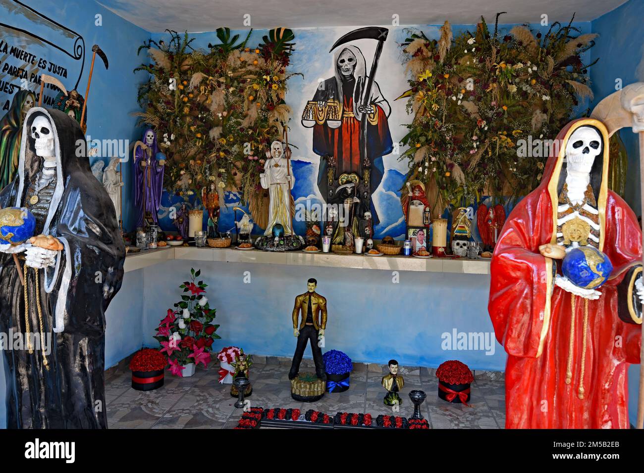 Culiacan, Sinaloa, Mexiko vom 11. Bis 13. November 2022 - in Sinaloa sind die sogenannten Rauschgifte Teil der Narkokultura. Jesus Malverde war ein Straßenräuber, der mit Robin Hood zum Märtyrer wurde, nachdem er Anfang des 20. Jahrhunderts von den Behörden gehängt wurde. Er hat seine eigene Kapelle und wird von kleinen Kriminellen, Armen und großen Drogenhändlern verehrt. Santa Muerte ist ein Symbol für den Tod und wird von den Armen und den Kriminellen gleichermaßen verehrt. Der Friedhof Jardines de Humaya in Culiacan Boote extravagant und pompös für Drogenhändler (Foto: Teun Voeten/Sipa USA) Stockfoto