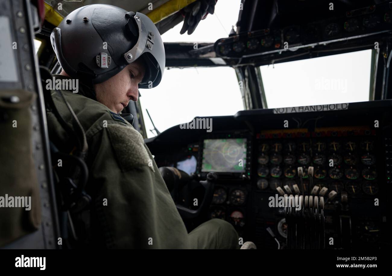 USA Air Force Captain Reagan Garner, B-52H Stratofortress-Pilot mit dem 96. Expeditionsgeschwader, überprüft einige Instrumente auf dem Weg zu einer Bomber Task Force Mission über der Philippinen See, 17. Februar 2022. Die Entsendungen der Bomber-Task Force verbessern die Bereitschaft, gemeinsame und multilaterale Maßnahmen zu ergreifen, um auf potenzielle Krisen oder Herausforderungen im Indopazifik zu reagieren. Stockfoto