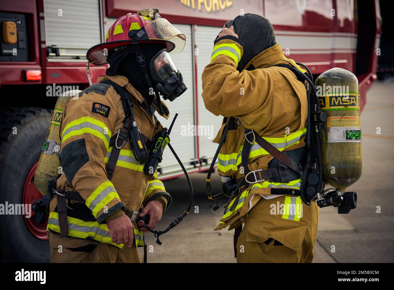 USA Flugzeuge der 6. Ziviltechniker-Staffel bereiten sich auf ein simuliertes Flugzeugunglück vor, während einer Major Accident Response Exercise (MARE) am MacDill Air Force Base, Florida, 17. Februar 2022. Der 6. Air Tanken Flügel führte die MARE durch, um die Fähigkeiten der Notfallteams der Basis zu bewerten. Stockfoto
