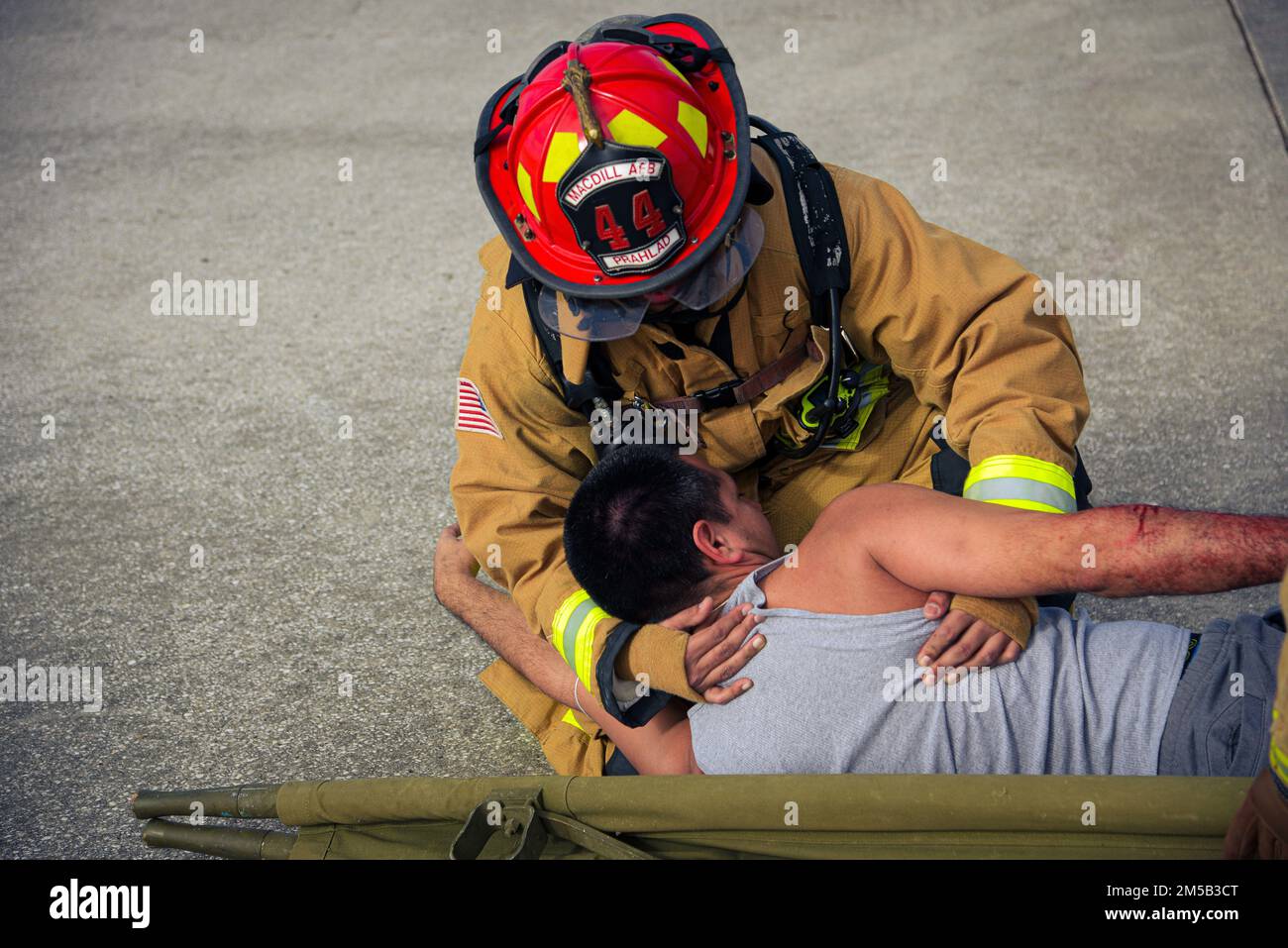 EIN US-AMERIKANISCHER Ein Flieger aus dem 6. Ziviltechniker-Geschwader stellt einen simulierten Verwundeten in eine Wiederherstellungsposition während einer Major Accident Response Exercise (MARE) auf der MacDill Air Force Base, Florida, am 17. Februar 2022. MacDill AFB führte die MARE durch, um die Einsatzbereitschaft und Einsatzbereitschaft der Mission durch praktische Schulungen zu bewerten. Stockfoto