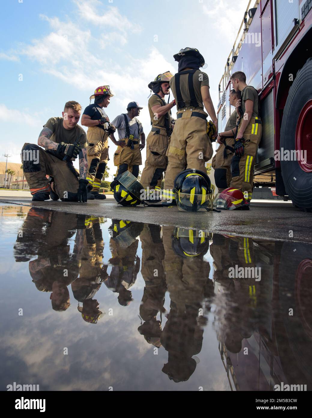 USA Die Luftwaffenleute der 6. Ziviltechniker-Staffel führen im Anschluss an eine Major Accident Response Exercise (MARE) am MacDill Air Force Base, Florida, am 17. Februar 2022 ein Briefing durch. Der 6. CES Fire and Emergency Services Flug wurde geschult, um Reaktionszeiten während eines simulierten Notfallszenarios zu gewährleisten. Stockfoto