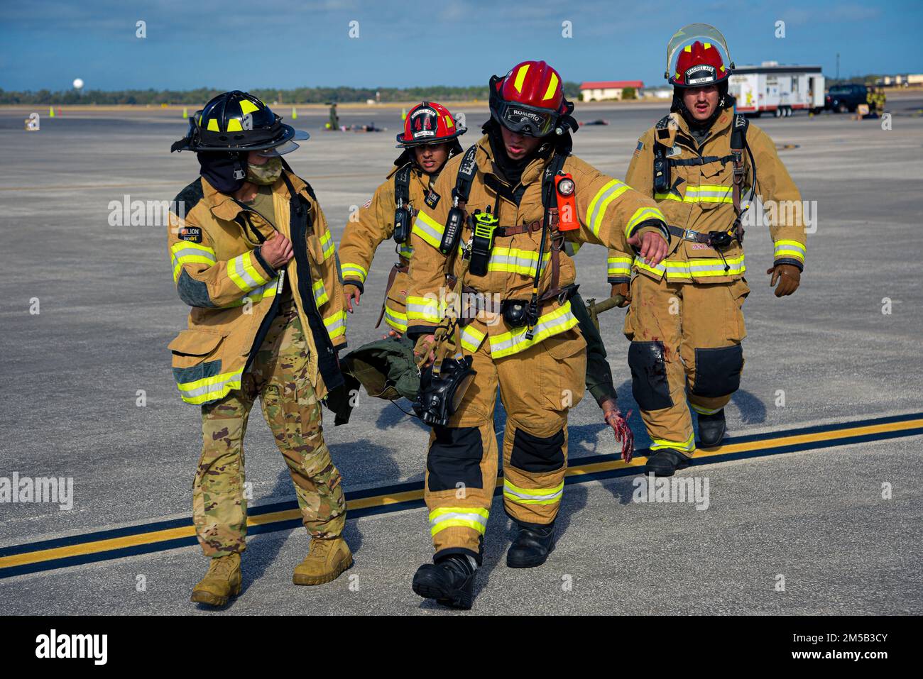 USA Flugzeuge der 6. Ziviltechniker-Staffel tragen eine Prüfpuppe über die Fluglinie während einer Major Accident Response Exercise (MARE) am MacDill Air Force Base, Florida, 17. Februar 2022. Während DER MARE wurden die Reaktionszeiten und die Wirksamkeit aller Notfalleinsatzeinheiten von MacDill bewertet, um sicherzustellen, dass die Basis auf die Bewältigung von Notfallszenarien vorbereitet ist. Stockfoto
