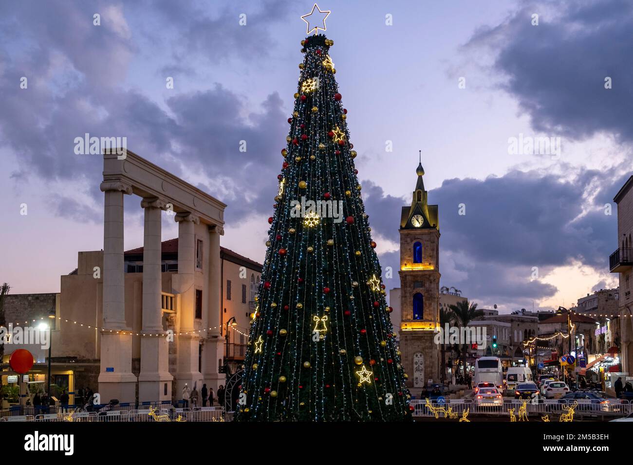 Ein großer dekorierter Weihnachtsbaum neben dem Jaffa-Uhrenturm in Israel Stockfoto