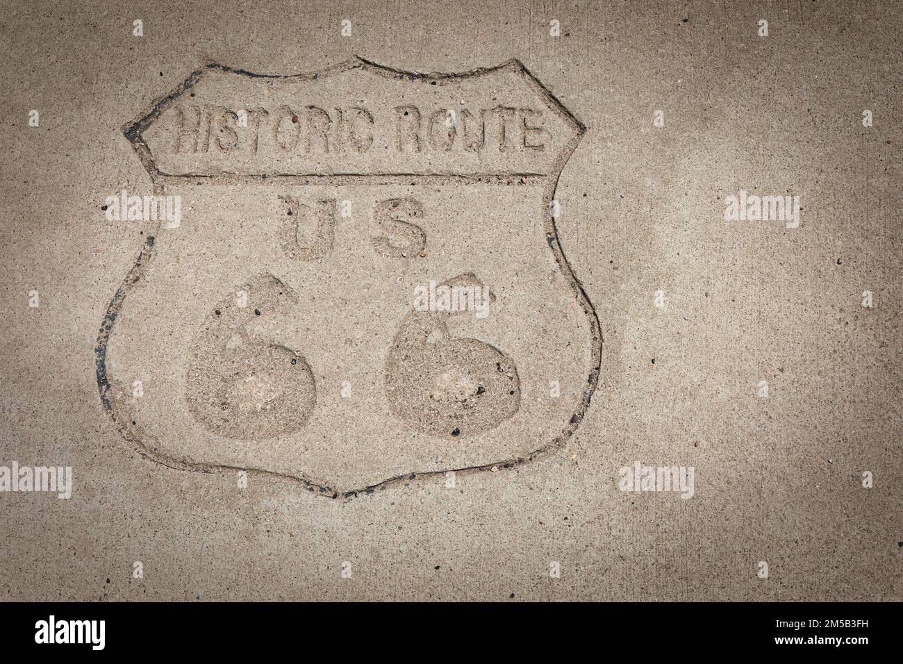 Die historische Route 66 auf den Bürgersteigen im Zentrum von Santa Rosa, New Mexico. Stockfoto