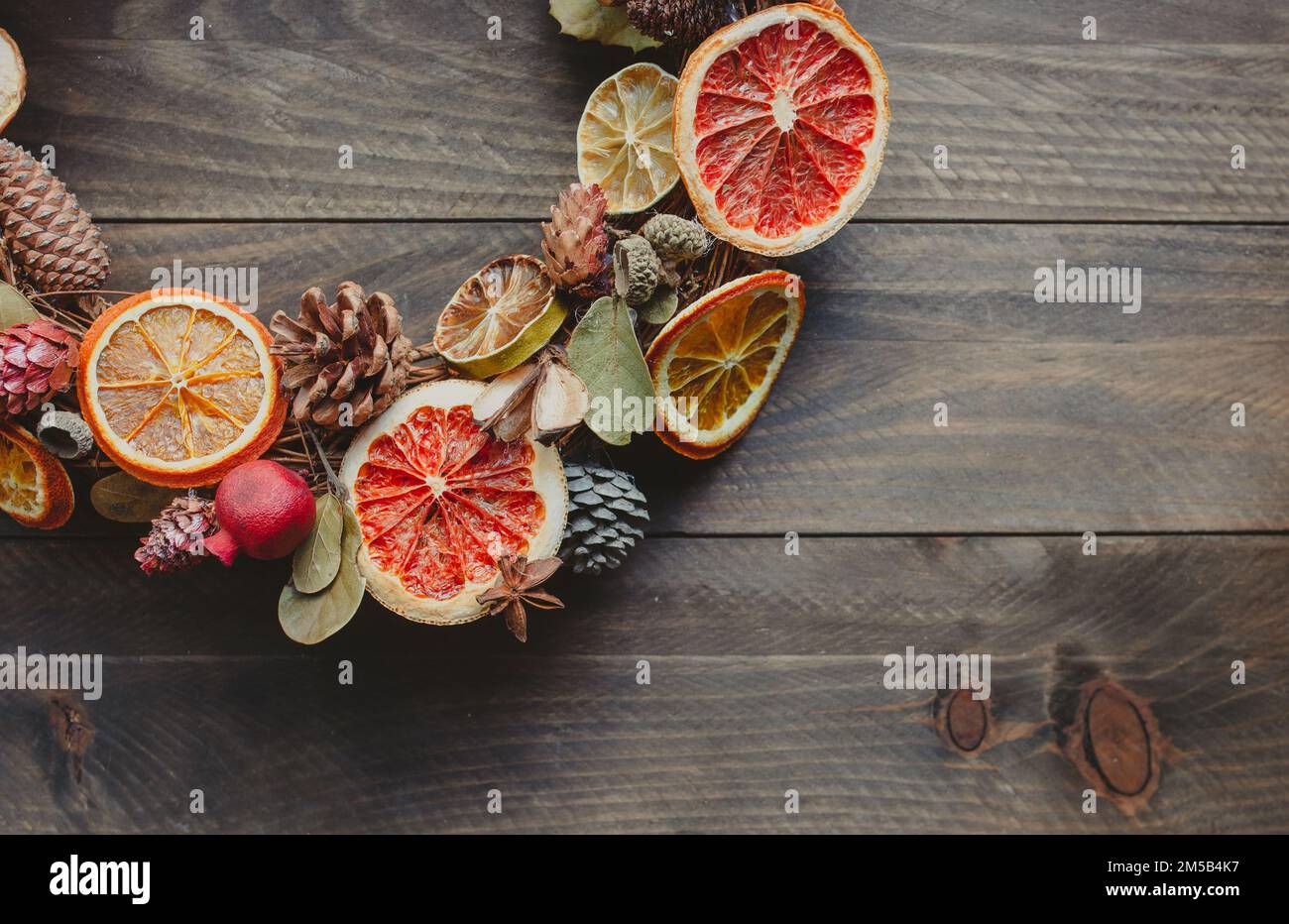 Weihnachtsdekoration. Weihnachtskreis auf Holzhintergrund. Konzept von Weihnachten, Magie, Feiertagen, Winter und Wärme. Stockfoto