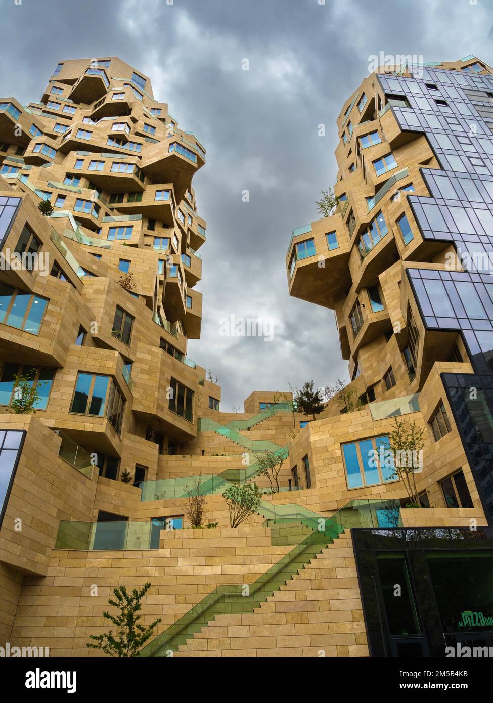 Amsterdam, Niederlande - 27. April 2022: Moderne futuristische Architektur namens Tal im Geschäftsviertel Zuidas in Amsterdam. Stockfoto