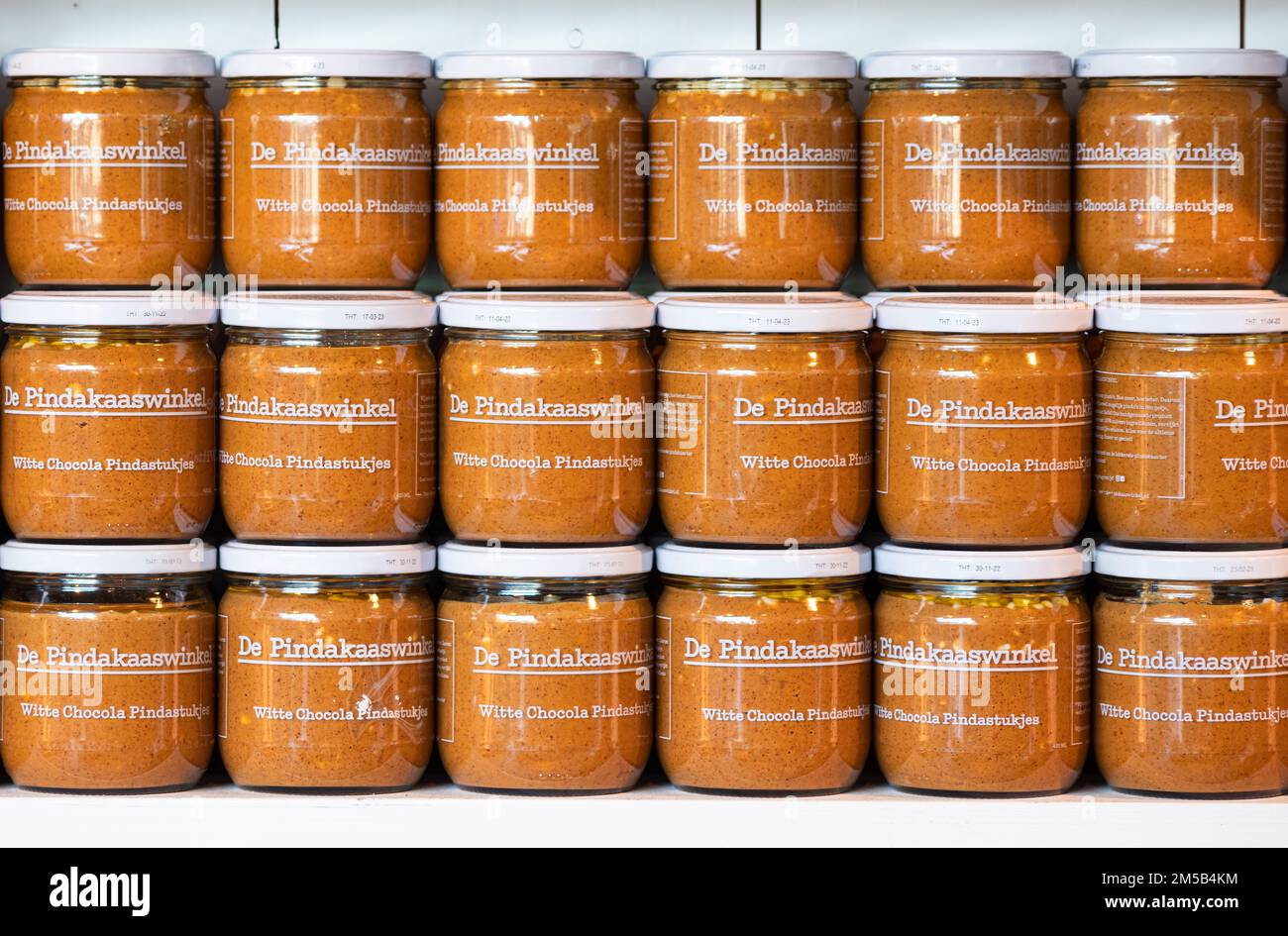 Rotterdam, Niederlande - 28. April 2022: Erdnussbuttergläser - ein lokales Produkt, das auf einem Markt in Rotterdam, Niederlande, verkauft wird Stockfoto