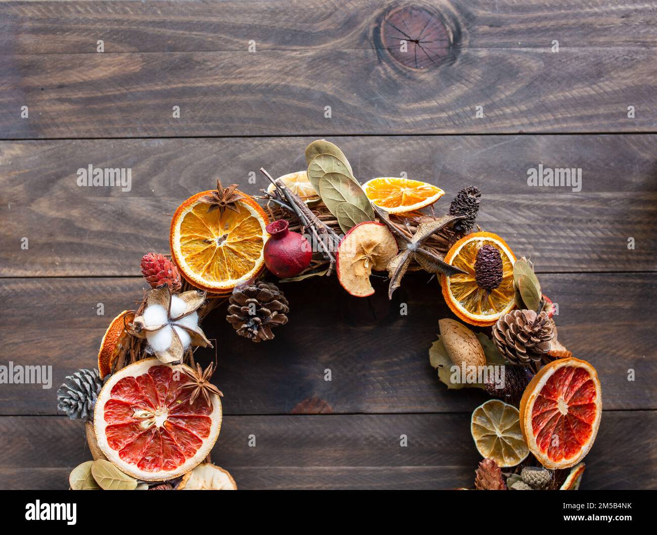 Weihnachtsdekoration. Weihnachtskreis auf Holzhintergrund. Konzept von Weihnachten, Magie, Feiertagen, Winter und Wärme. Stockfoto