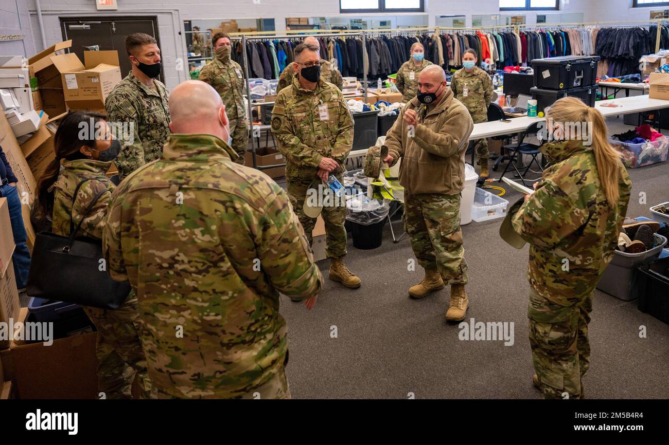 Die Führung der Joint Base McGuire-Dix-Lakehurst besucht am 18. Februar 2022 die Task Force Liberty bei JB MDL, New Jersey. Das Verteidigungsministerium, durch die USA Das Northern Command, und zur Unterstützung des Department of Homeland Security, bietet so schnell wie möglich Transport, temporäre Unterbringung, medizinische Untersuchungen und allgemeine Unterstützung für mindestens 11.000 afghanische Evakuierte in Liberty Village in permanenten oder temporären Strukturen. Im Rahmen dieser Initiative wird afghanischem Personal an sicheren Orten außerhalb Afghanistans wesentliche Unterstützung gewährt. Stockfoto