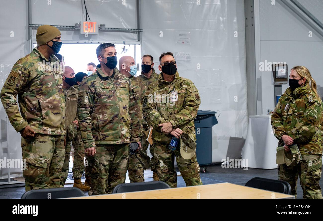 Oberst Bert Adams, Befehlshaber der 87. Luftwaffe und Führung der 87. ABW besucht die Task Force Liberty am Joint Base McGuire-Dix-Lakehurst, New Jersey, 18. Februar 2022. Das Verteidigungsministerium, durch die USA Das Northern Command, und zur Unterstützung des Department of Homeland Security, bietet so schnell wie möglich Transport, temporäre Unterbringung, medizinische Untersuchungen und allgemeine Unterstützung für mindestens 11.000 afghanische Evakuierte in Liberty Village in permanenten oder temporären Strukturen. Im Rahmen dieser Initiative wird afghanischem Personal an sicheren Orten außerhalb Afghanistans wesentliche Unterstützung gewährt. Stockfoto