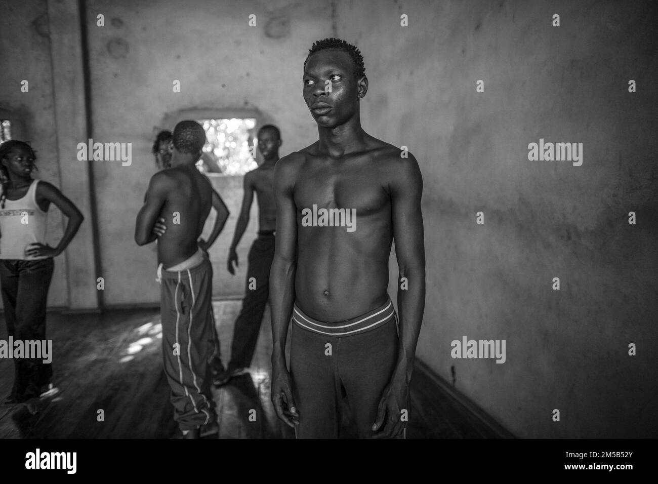 Zeitgenössischer Tanz und Tänzer beim Training. Junge, attraktive und sportliche afrikanische Tänzer in der Tanzschule in Bamako, Mali, Westafrika Stockfoto