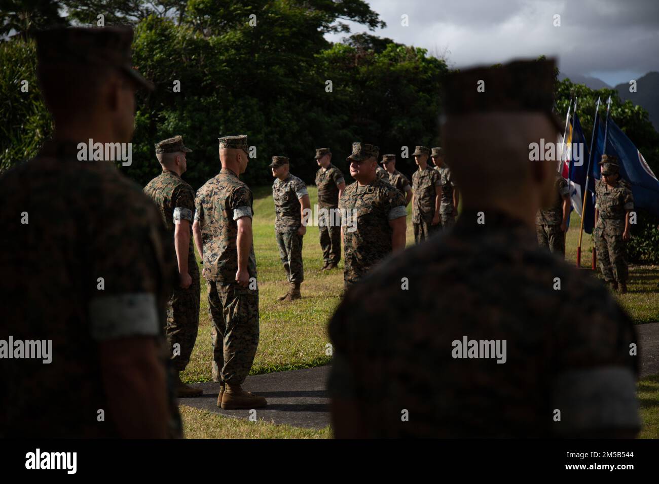 USA Marines mit dem Marine Unmanned Aerial Vehicle Squadron (VMU) 3, führen eine Entlastungs- und Ernennungszeremonie am Marine Corps Base Hawaii, Hawaii, am 18. Februar 2022 durch. Während der Zeremonie hat Sergeant Major Andrew Radford Sergeant Major Alejandro Garcia zum Sergeant Major der VMU-3 abgelöst. Die Zeremonie symbolisiert den Vertrauensübergang des ausscheidenden Sergeant Major an den neuen Sergeant Major. Stockfoto