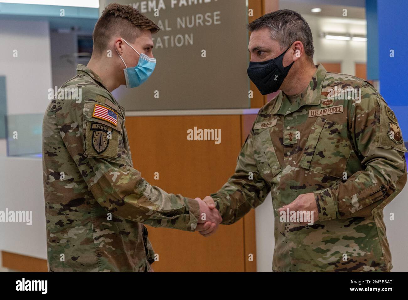 General Paul E. knapp, der Generaladjutant des Bundesstaates Wisconsin, überreicht bei einem Besuch im Bellin Hospital in Green Bay, Wisc., 19. Februar 2022, eine Herausforderungsmünze an einen nationalen Wachmann, der derzeit das Bellin Hospital unterstützt. USA Nördliches Kommando, durch die USA Army North ist nach wie vor entschlossen, das Verteidigungsministerium flexibel bei der COVID-Reaktion der gesamten Regierung zu unterstützen. Stockfoto