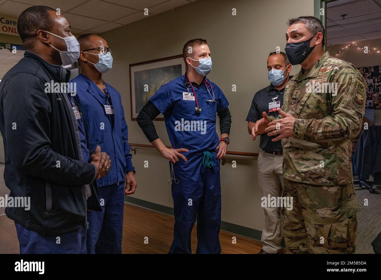 General Paul E. knapp, der Generaladjutant des Bundesstaates Wisconsin, spricht mit den USA Navy Sailors Supporting COVID Response Operations at Bellin Hospital während eines Besuchs im Krankenhaus in Green Bay, Wisc., 19. Februar 2022. USA Nördliches Kommando, durch die USA Army North ist nach wie vor entschlossen, das Verteidigungsministerium flexibel bei der COVID-Reaktion der gesamten Regierung zu unterstützen. Stockfoto