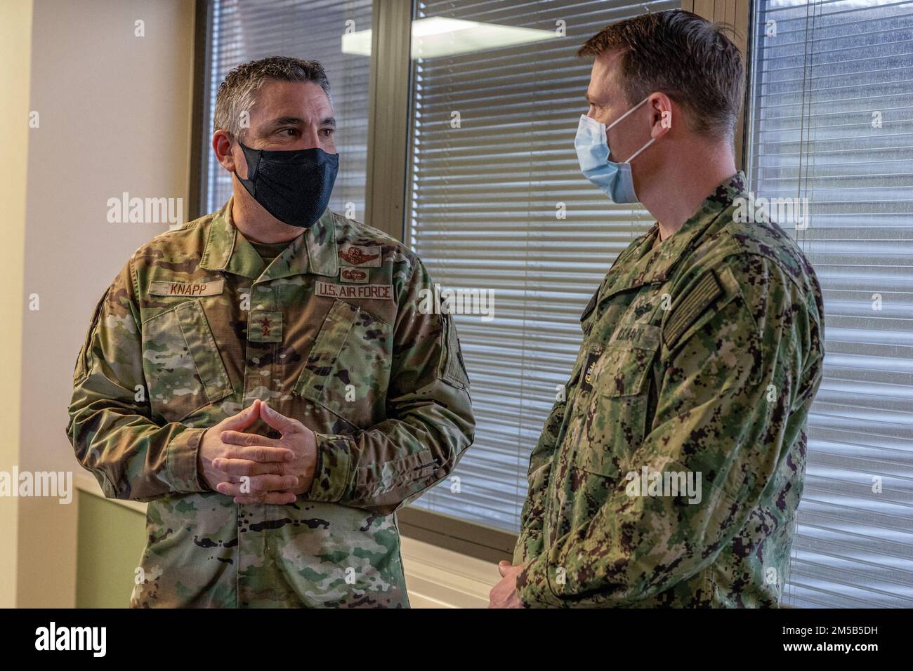 General Paul E. knapp, der Generaladjutant der US-Luftwaffe für den Staat Wisconsin, spricht mit den USA Navy Chief Hospital Corpsman Raymond Brandt, der leitende Berater des Militärmedizinerteams, während eines Besuchs im Bellin Hospital in Green Bay, Wisc., 19. Februar 2022. USA Nördliches Kommando, durch die USA Army North ist nach wie vor entschlossen, das Verteidigungsministerium flexibel bei der COVID-Reaktion der gesamten Regierung zu unterstützen. Stockfoto