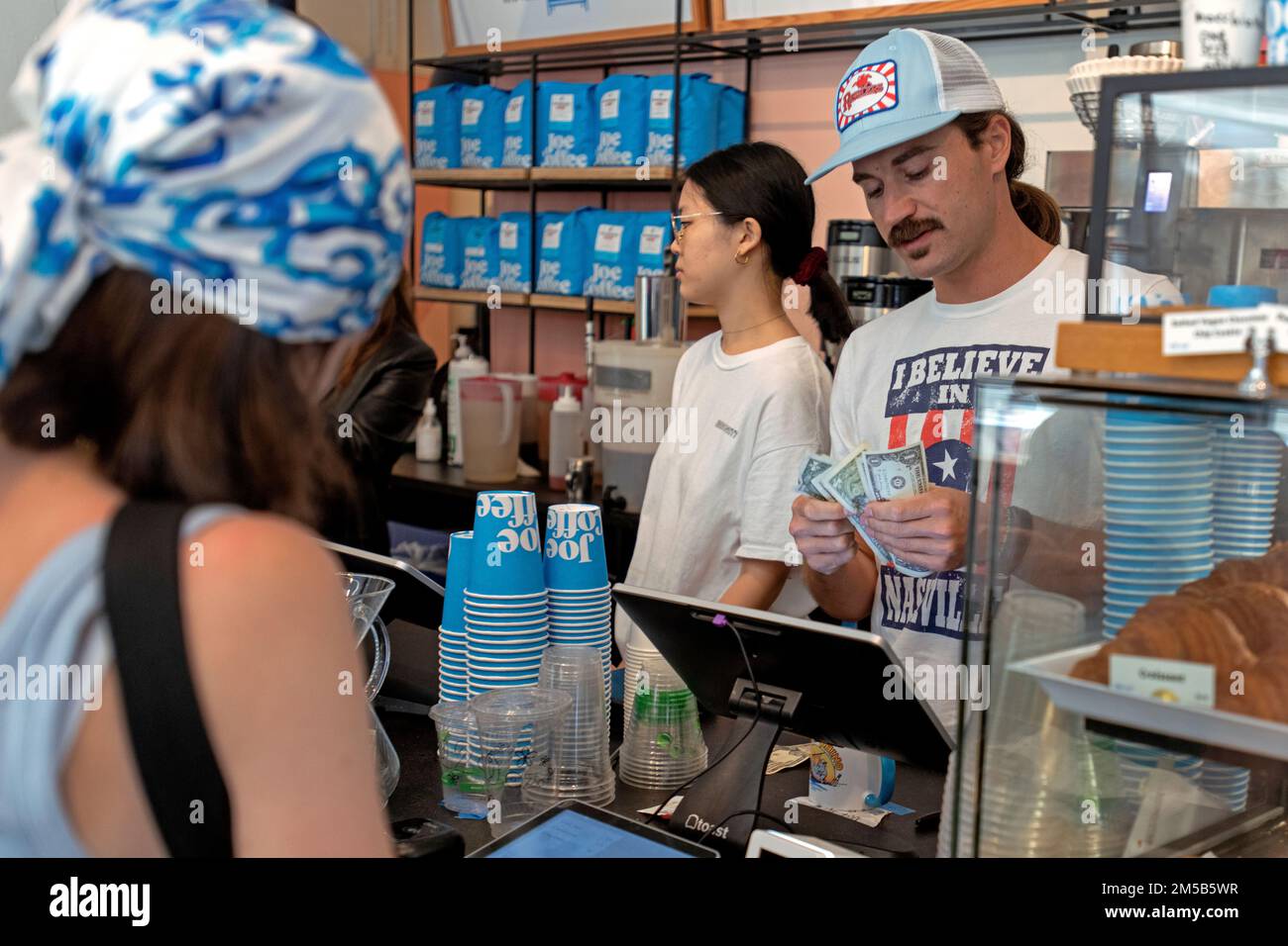 Kassierer zählt Papiergeld. Stockfoto
