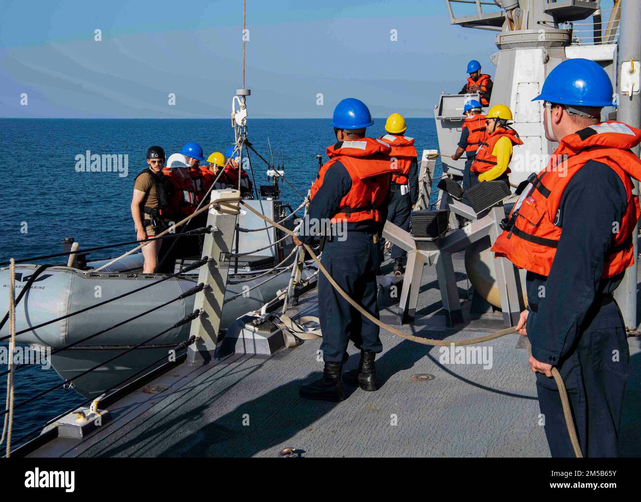 GOLF VON OMAN (18. Februar 2022) Matrosen, die der Zerstörerin USS Gridley (DDG 101) zugeteilt wurden, führen im Golf von Oman im Februar 18 Operationen mit aufblasbaren Starrrumpf-Booten (RHIB) durch. Gridley wird im US-Flottengebiet 5. eingesetzt, um Marineeinsätze zu unterstützen, um die maritime Stabilität und Sicherheit in der Zentralregion zu gewährleisten und das Mittelmeer und den Pazifik durch den westlichen Indischen Ozean und drei strategische Engpässe zu verbinden. Stockfoto
