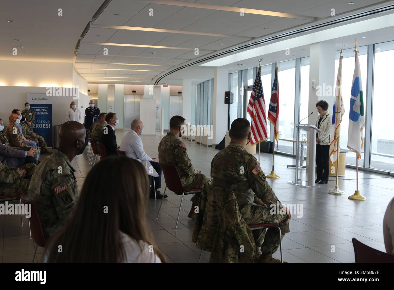CLEVELAND – die Mitarbeiter der Cleveland Clinic halten eine Feier ab, um ihre Wertschätzung für die Mitglieder zu zeigen, die einem militärisch-medizinischen Team zugewiesen wurden, das die COVID-Krisenreaktionsoperationen in der Cleveland Clinic in Cleveland (Februar 18 2022) unterstützt. USA Nördliches Kommando, durch die USA Army North ist nach wie vor entschlossen, das Verteidigungsministerium flexibel bei der COVID-Reaktion der gesamten Regierung zu unterstützen. Stockfoto