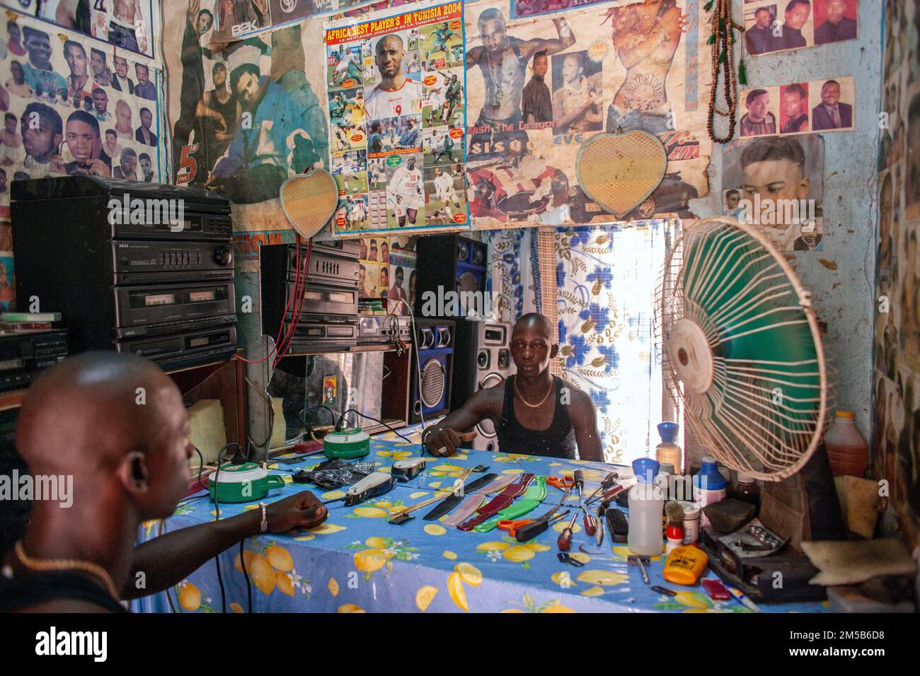 An den Wänden dieses Friseurladens in Bamako, Mali, Westafrika sind Fußballstars und amerikanische Hip-Hop-Stars zu sehen. Stockfoto
