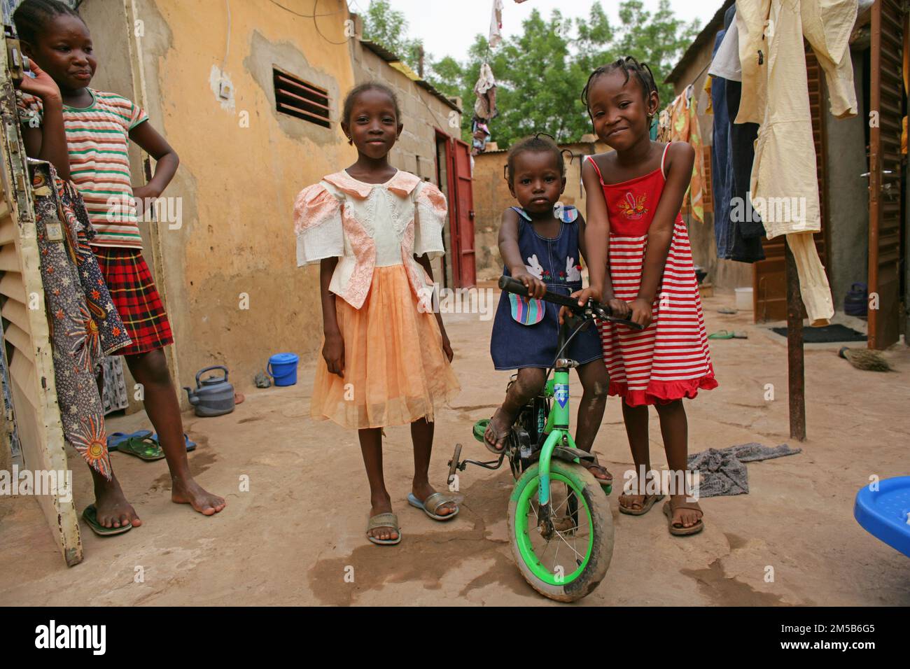 Kleine Kinder vor ihrem Haus in Bamako, Mali, Westafrika Stockfoto