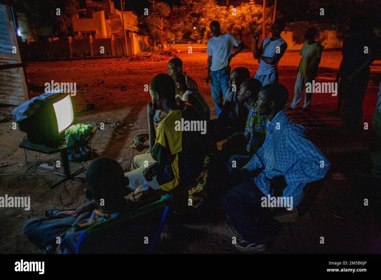Kinder, die gemeinsam auf der Straße Fernsehen, Bamako , Mali , Westafrika . Stockfoto