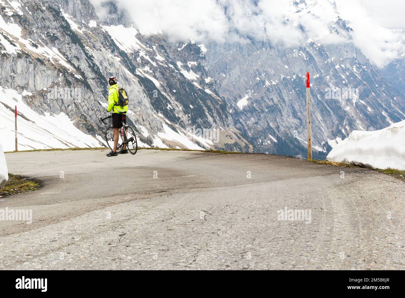 Radfahrer bewundern die dramatische Schweizer Alpenlandschaft Stockfoto