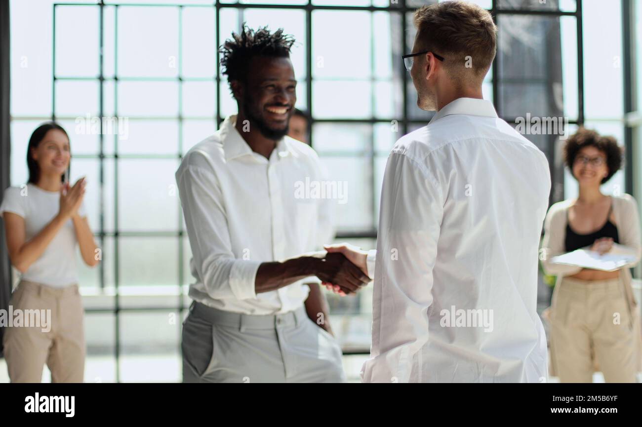 Wir gratulieren den neuen Partnern im modernen Büro Stockfoto