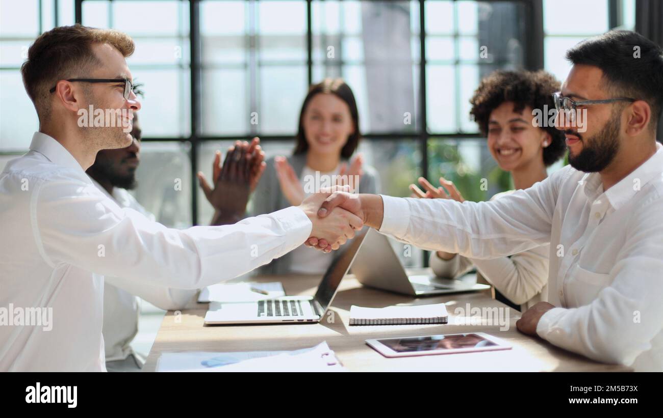 Wir gratulieren den neuen Partnern im modernen Büro Stockfoto