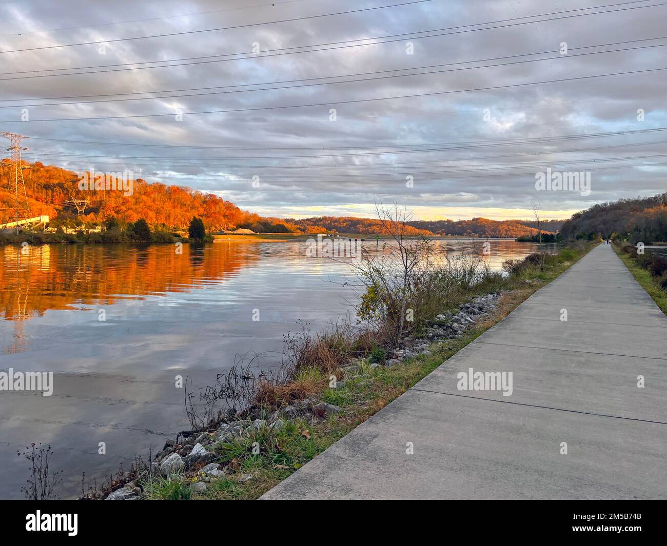Melton Lake Drive Greenway zum Haw Ridge Park neben Melton Hill Lake in Oak Ridge, Tennessee, USA im Herbst Stockfoto