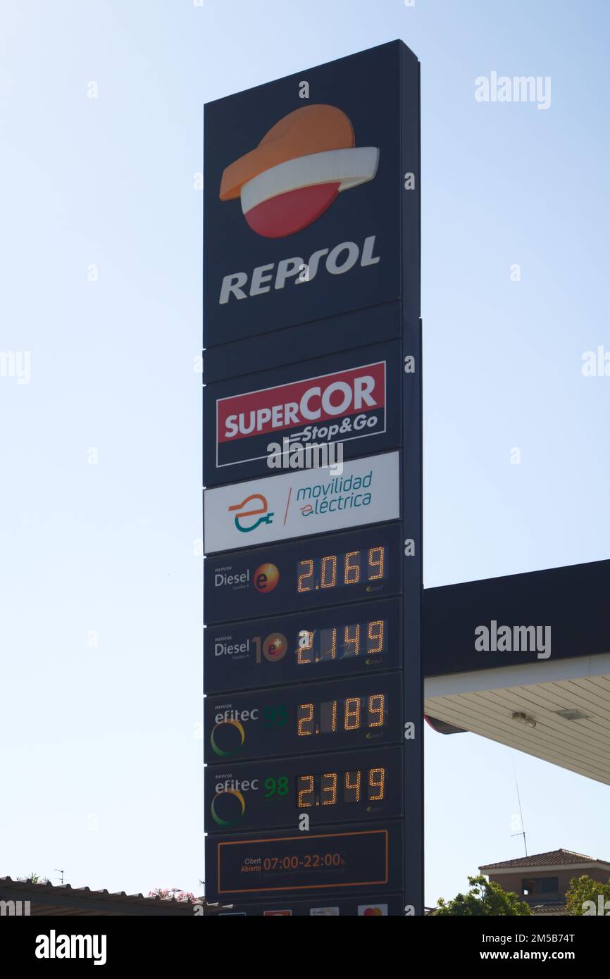 Bild einer Preistafel für die gängigsten fossilen Kraftstoffe für Autos an einer Tankstelle eines Repsol-Unternehmens Stockfoto