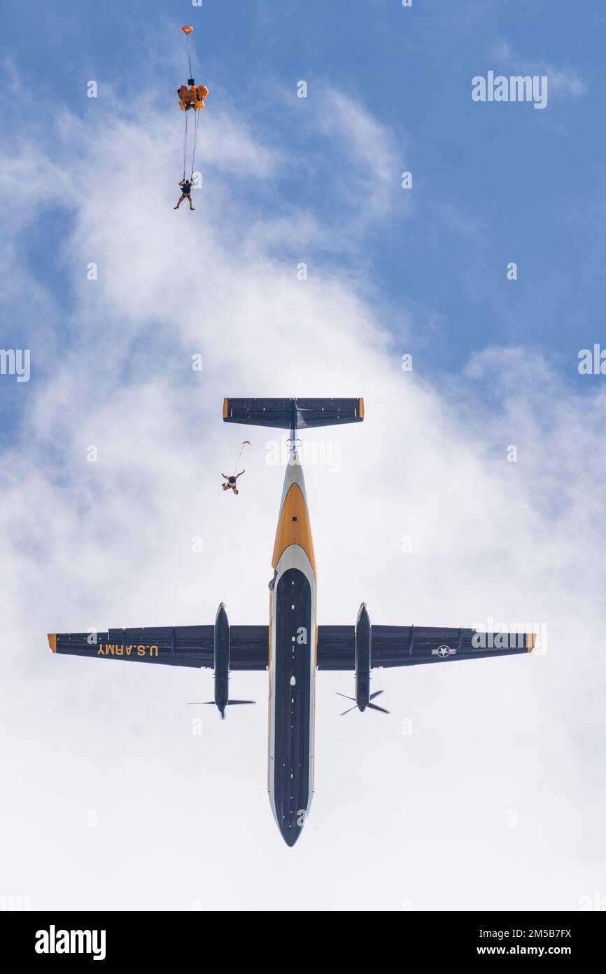 Mitglieder der USA Army Parachute Team Sprung aus dem C-147A Flugzeug in Homestead, Florida am 18. Februar 2022. Die USAPT führt ihren jährlichen Zertifizierungszyklus für die bevorstehende Ausstellungssaison durch. Stockfoto