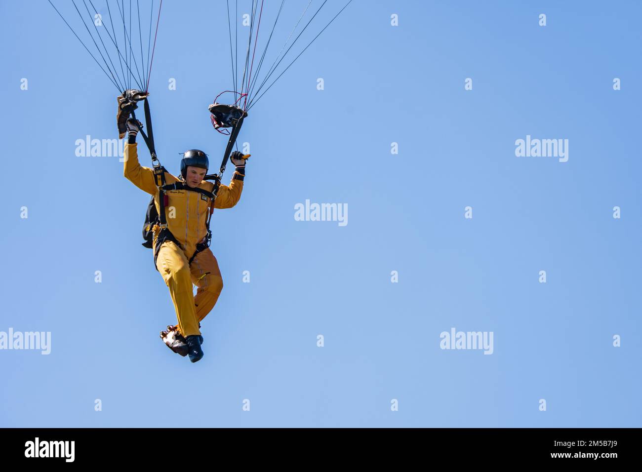 Sgt. 1. Klasse Morgan George aus den USA Das Army Parachute Team landet seinen Fallschirm für einen Trainingssprung am 18. Februar 2022 in Homestead, Florida. Die USAPT führt ihren jährlichen Zertifizierungszyklus für die bevorstehende Ausstellungssaison durch. Stockfoto