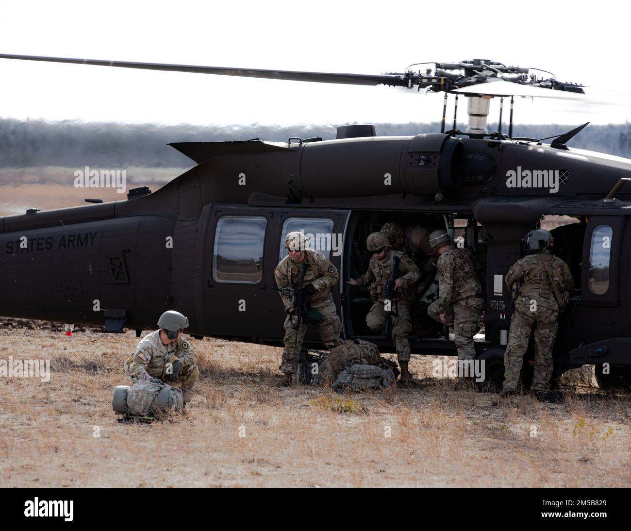 New Jersey Army National Guard Soldiers, Kompanie A, 1. Bataillon, 114. Infanterie (Luftangriff), verlassen Sie einen UH-60 Black Hawk Helikopter, während Sie ein Flugübungstraining auf der Joint Base McGuire-Dix-Lakehurst, N.J., 18. Februar 2022 durchführen. Diese Schulung wird durchgeführt, um Lufteinführungstechniken zu üben und Verfahren zur Verwendung im anstehenden Programm der Nationalgarde für exportierbare Kampfschulungen und im Joint Readiness Training Center zu verknüpfen. Stockfoto