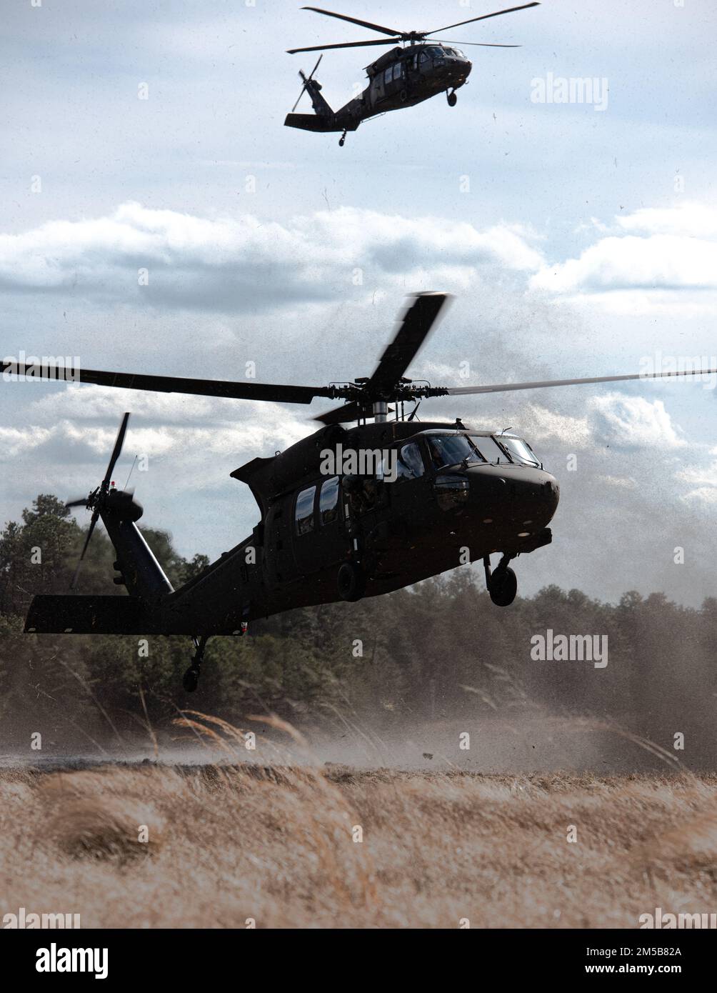 Zwei Hubschrauber der New Jersey Army National Guard UH-60 Black Hawk führen ein Flugübungstraining auf der Joint Base McGuire-Dix-Lakehurst, N.J., am 18. Februar 2022 durch. Unternehmen A, 1. Bataillon, 114. Infanterie (Luftangriff), praktiziert Lufteinführungstechniken und Verbindungsverfahren für den Einsatz im anstehenden Programm der Nationalgarde für exportierbare Kampfschulungen und im Joint Readiness Training Center. Stockfoto