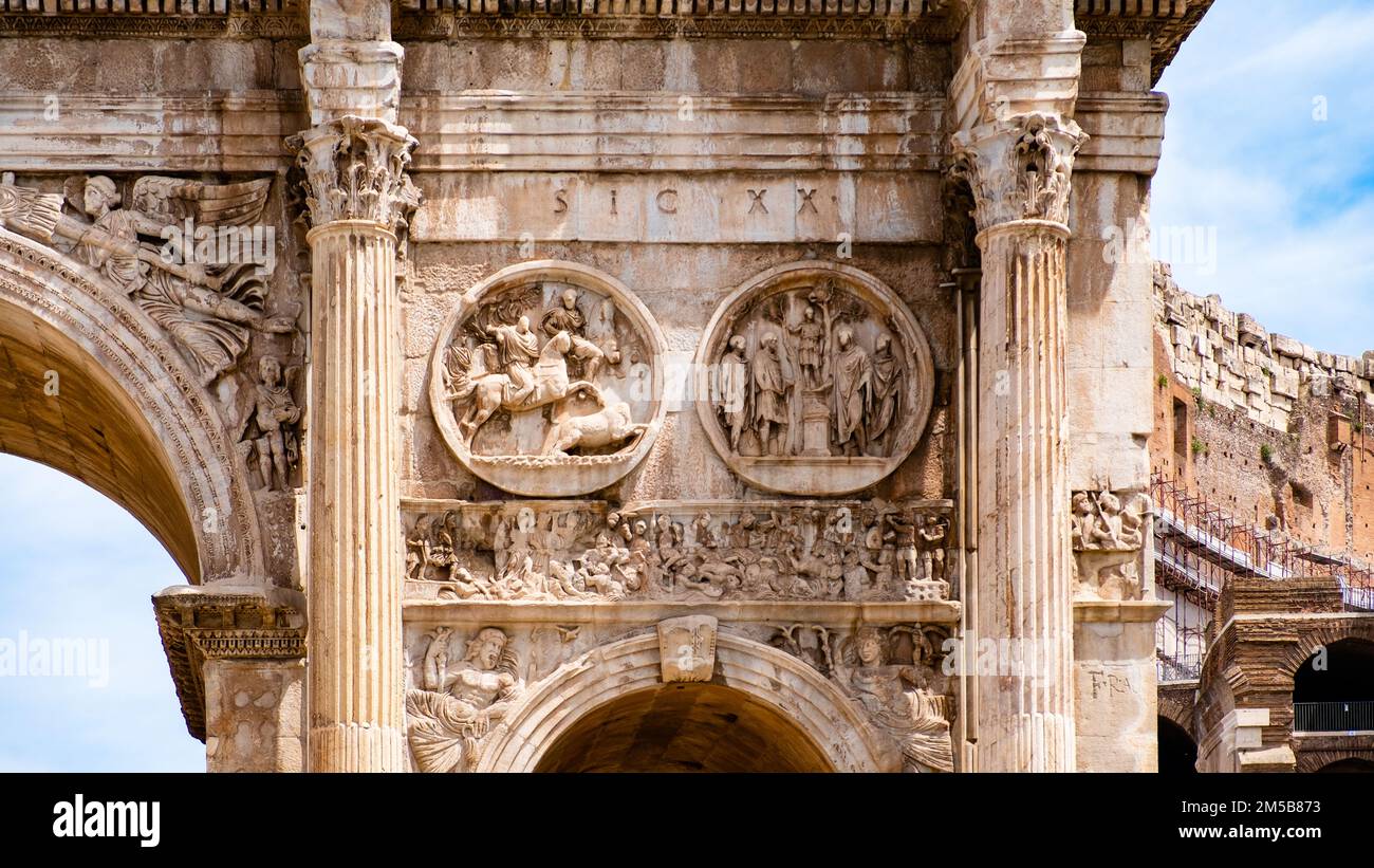 Bogen und Rekonstruktion mit detaillierten Fresken des Kolosseums in Rom. Stockfoto