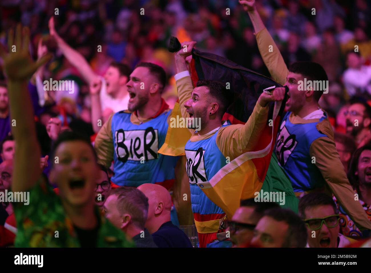 Alexandra Palace, London, Großbritannien. 27. Dezember 2022. 2022/23 PDC Cazoo World Darts Championships Day 10 Abendveranstaltung; Darts-Fans in schickem Kleid Gutschrift: Action Plus Sports/Alamy Live News Stockfoto