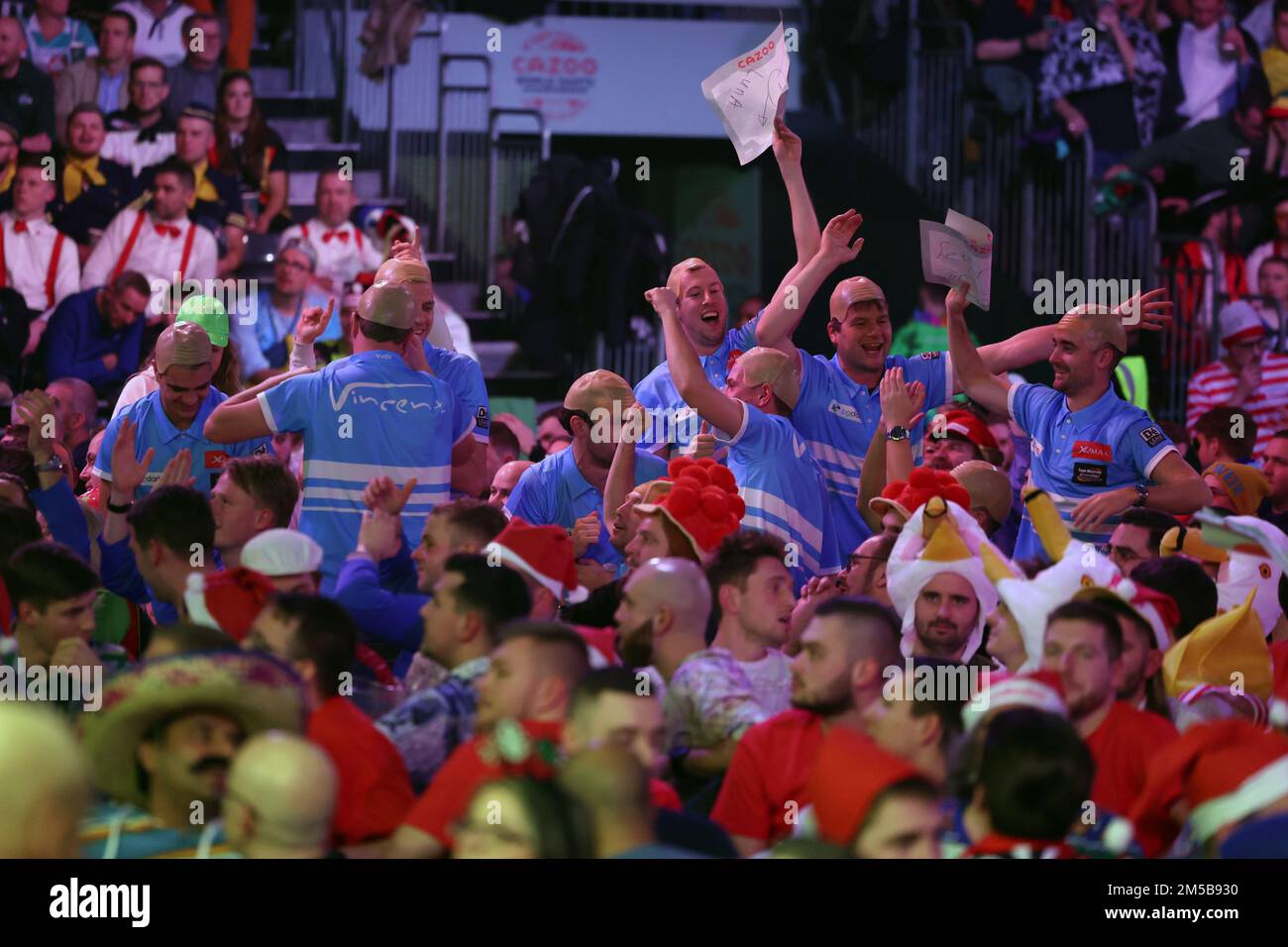 Alexandra Palace, London, Großbritannien. 27. Dezember 2022. 2022/23 PDC Cazoo World Darts Championships Day 10 Abendveranstaltung; Darts-Fans in schickem Kleid Gutschrift: Action Plus Sports/Alamy Live News Stockfoto