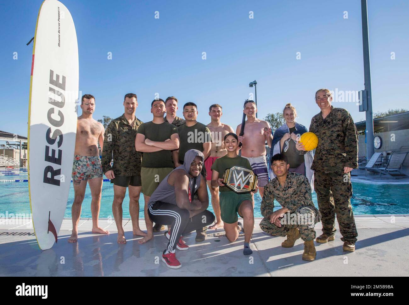 USA Oberstleutnant Christine Houser, die kommandierende Offizierin des Hauptquartiers und der Staffel, Marine Corps Air Station Miramar, posiert für ein Foto mit den Gewinnern des Warrior Games-Wettbewerbs im Februar auf MCAS Miramar, San Diego, Kalifornien, am 18. Februar 2022. Die Warrior Games sind ein monatlicher Geschwaderwettbewerb, der dazu dient, Kameradschaft und Wettbewerbsfähigkeit innerhalb der Geschwader zu fördern. Stockfoto