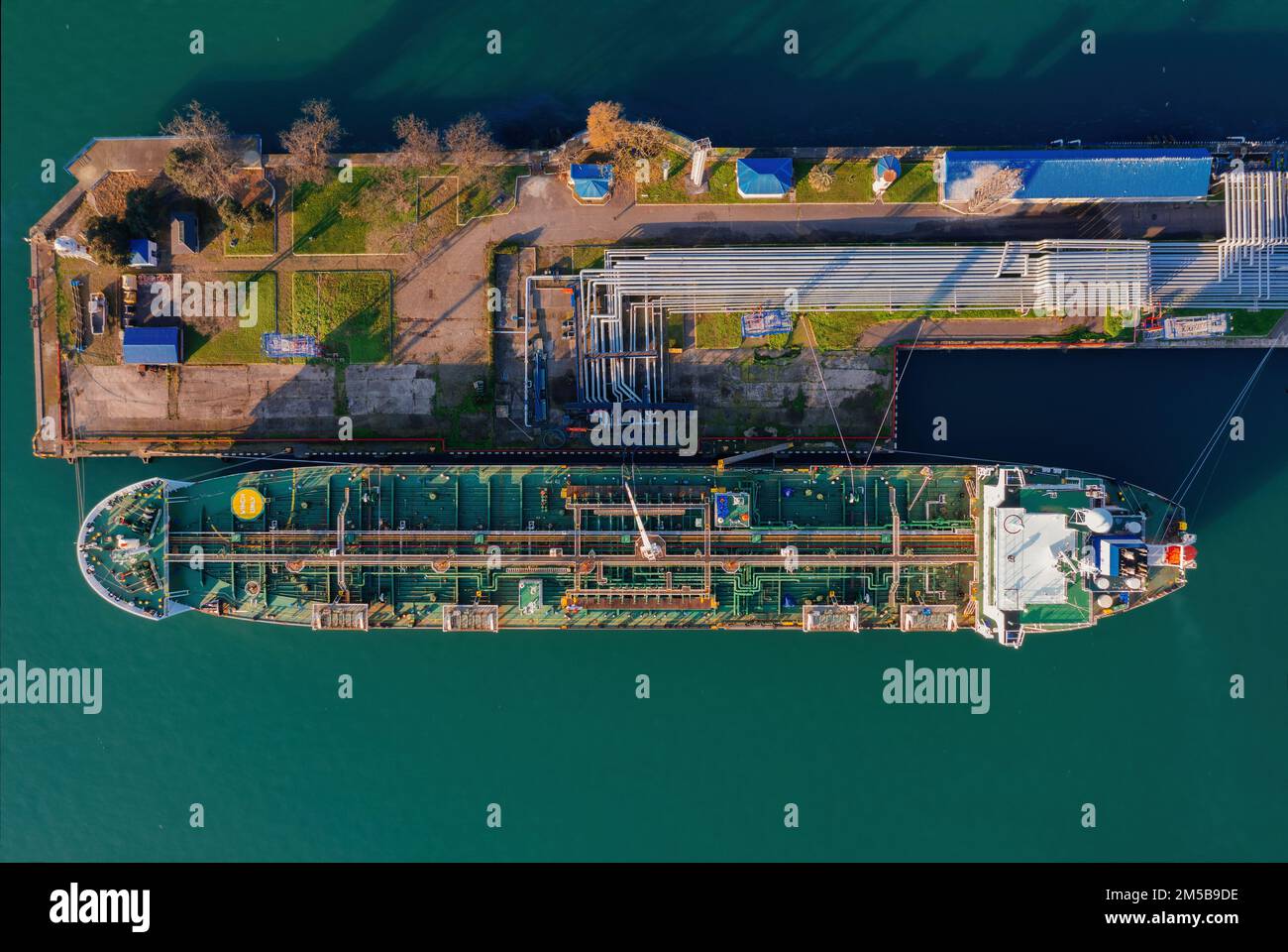 Tankschiff mit Flüssiggas. Ladevorgang des Tankers, Dröhnen aus der Vogelperspektive. Stockfoto