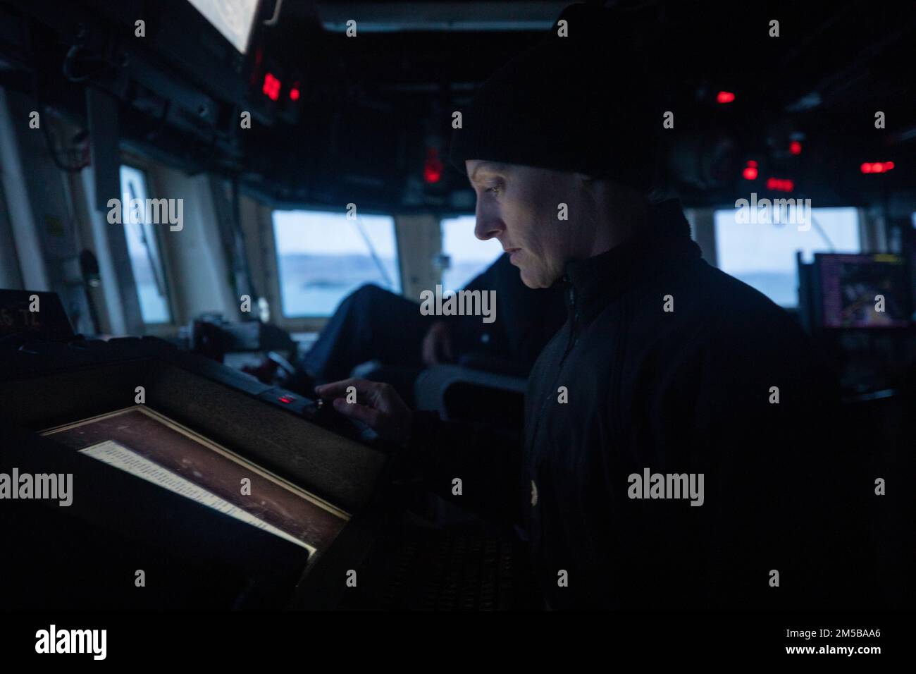 ATLANTIK (18. Februar 2022) – LT. Cmdr. Cassie Redner überprüft das Voyage-Management-System auf der Brücke des gesteuerten Raketenzerstörers USS Donald Cook (DDG 75), Februar 18. Donald Cook ist im europäischen Operationssaal stationiert und beteiligt sich an einer Reihe von maritimen Aktivitäten zur Unterstützung der US-6.-Flotte und der NATO-Verbündeten. Stockfoto