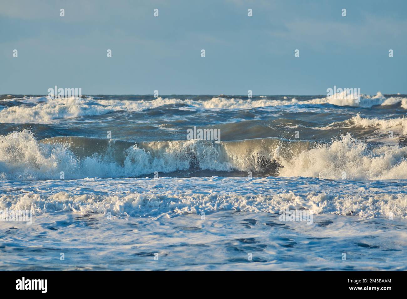 Riesige Wellen an der Nordseeküste. Hochwertiges Foto Stockfoto