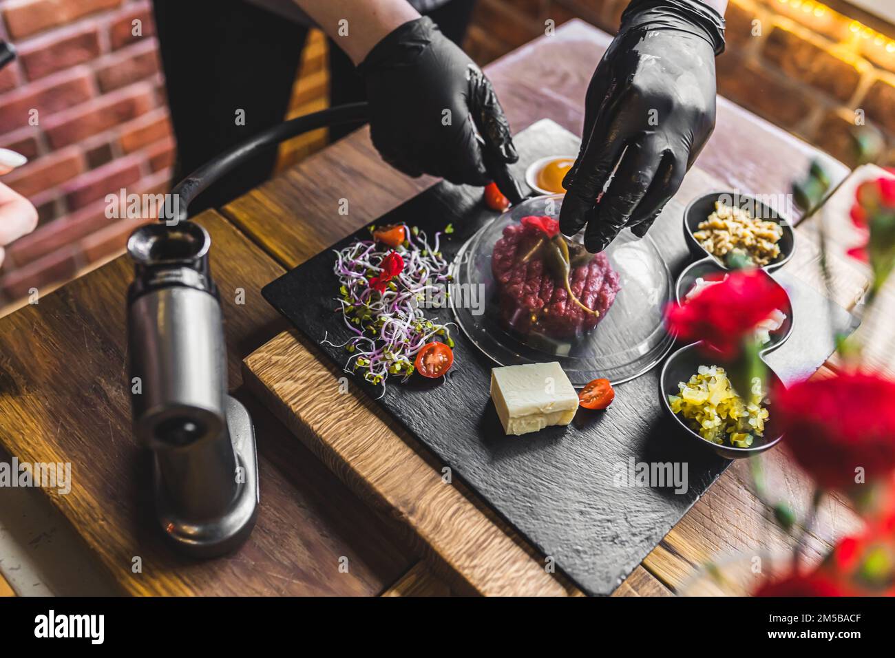 Molekulare Gastronomie. Rindertartar mit Rauch und anderen Zutaten. Traditionelle polnische Küche. Hochwertiges Foto Stockfoto