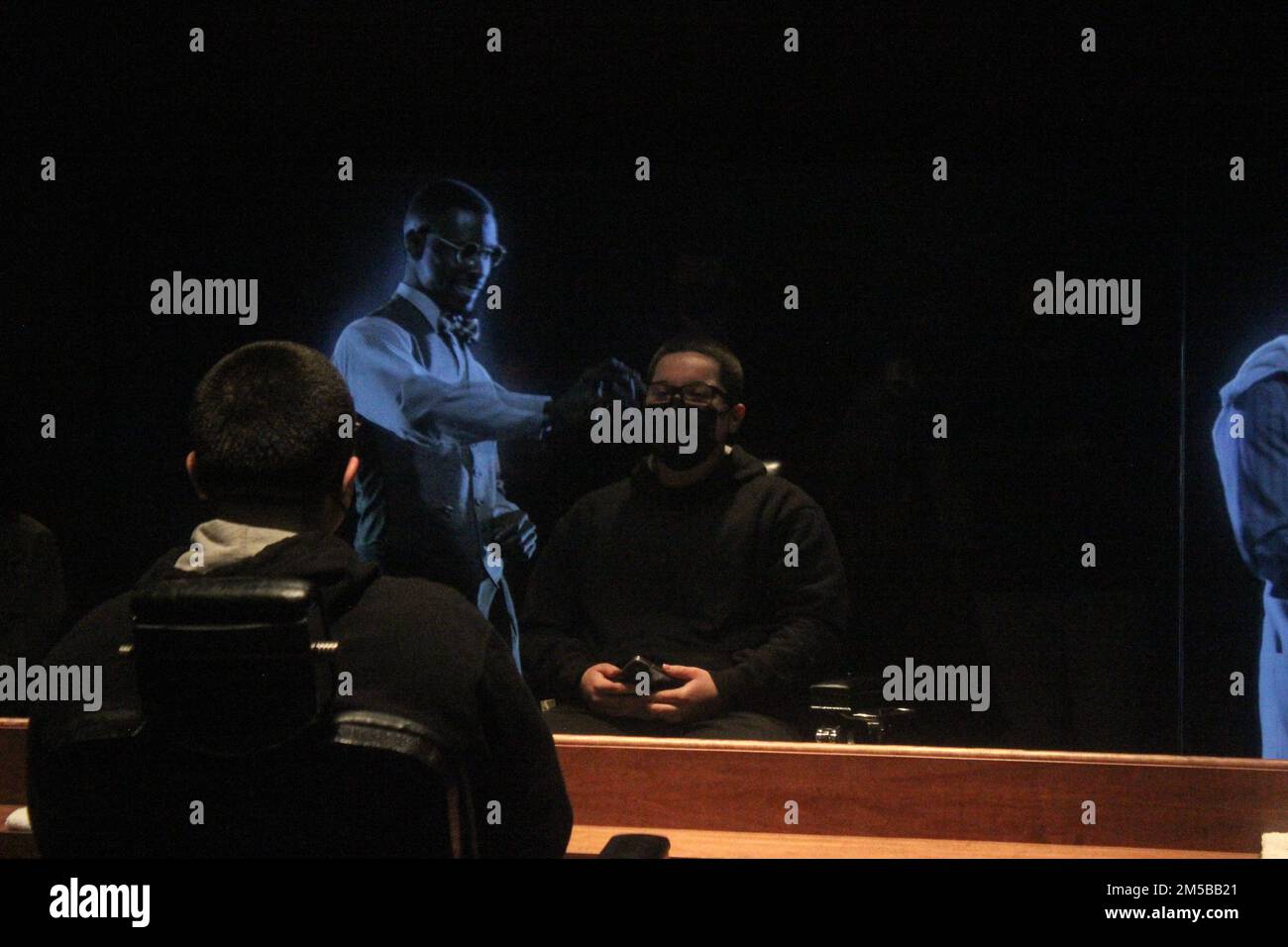 USA Air Force Airman 1. Class Sophia Chabotte, 97. Air Mobility Wing Verwaltungsspezialist, interagiert mit der simulierten Barbershop-Ausstellung im Greenwood Rising Black Wall Street History Center in Tulsa, Oklahoma, 18. Februar 2022. Der Bezirk Greenwood hatte Anfang des 20. Jahrhunderts eine der bedeutendsten Konzentrationen von Unternehmen in schwarzem Besitz in den Vereinigten Staaten. Stockfoto